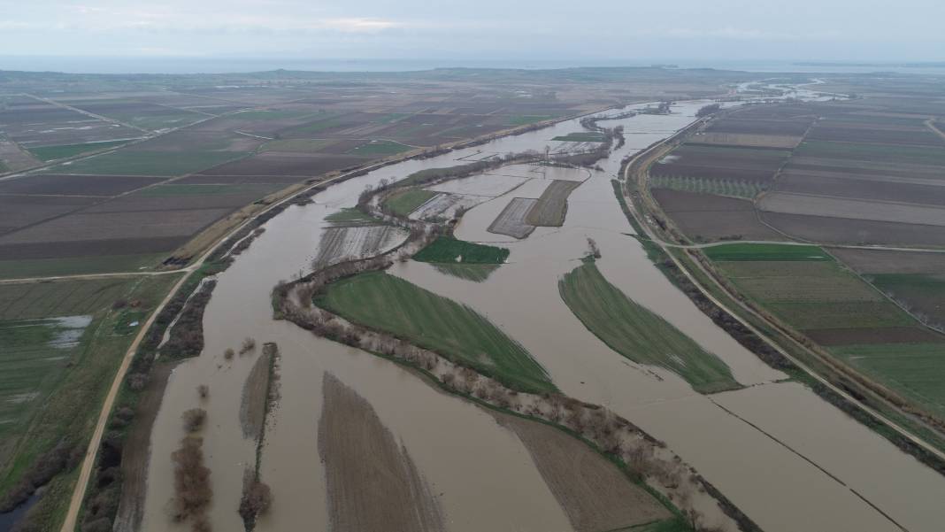 Karamenderes Çayı taştı. Sular altında kalan tarım arazileri dronla görüntülendi 4